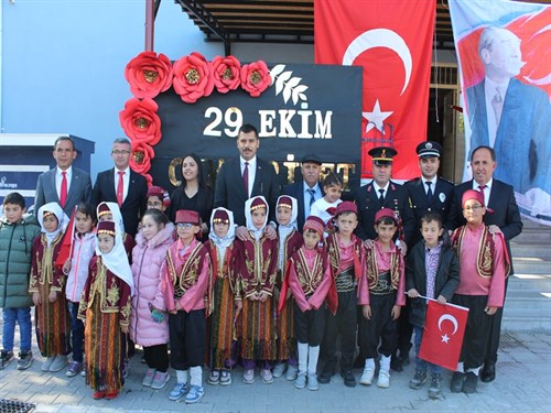 29 Ekim Cumhuriyet Bayramı Fatih Ortaokulu Bahçesinde Vatandaşlarımızın Katılımı ile Coşkuyla Kutlandı.